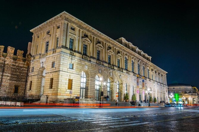 Palazzo Gran Guardia immagine notturna